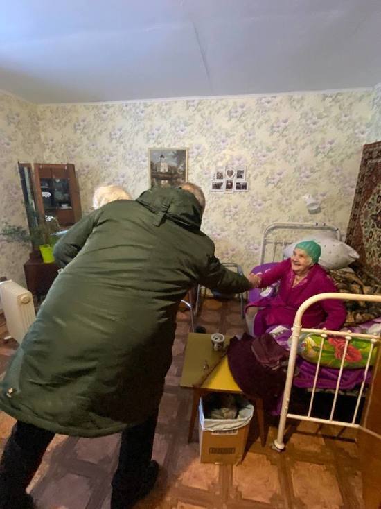 Мэр Шелехова поздравил с наступающим праздником 102-летнюю жительницу Шаманки