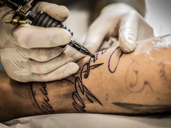 Тату-мастер назвал топ-10 самых популярных фраз-татуировок 2022 года