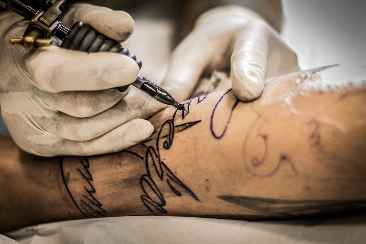 Тату-мастер назвал топ-10 самых популярных фраз-татуировок 2022 года