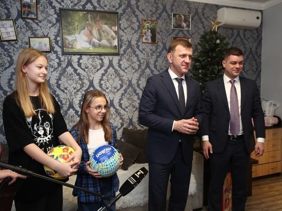 Глава Краснодара Евгений Наумов поздравил многодетную семью Лосевых с Новым годом