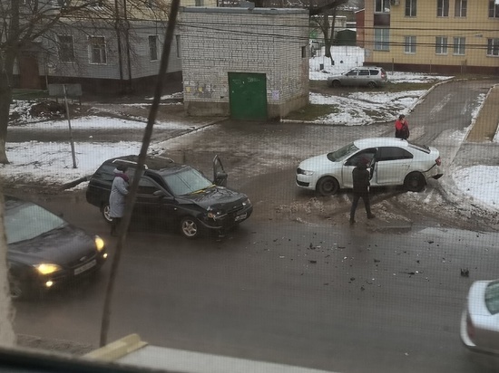 В Курске на Черняховского столкнулись две легковушки
