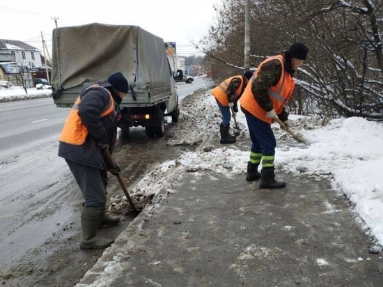 В Курске за ночь при уборке снега с городских улиц израсходовали 763 тонны пескосоляной смеси