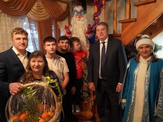 Брянский губернатор лично вручил подарок "солнечному" Вадиму