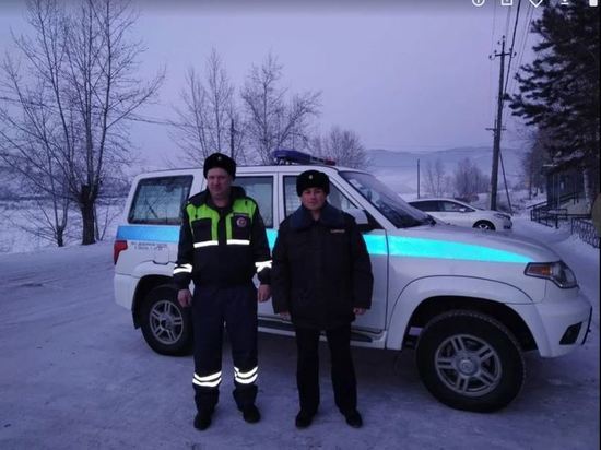 Сотрудники ГИБДД спасли водителя слетевшей в кювет хлебовозки в Забайкалье