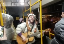 Красноярские автобусы стали еще веселее – перед Новым Годом в них начали петь подростки