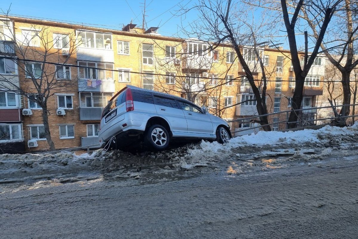 Порыв трубы на Ладыгина во Владивостоке спровоцировал ДТП - МК Владивосток