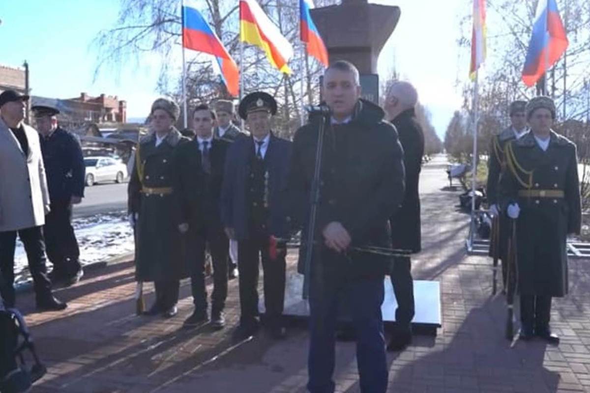 Вертел владикавказ хаджи мамсурова. Спецназ Владикавказ. Хаджи Мамсурова памятник. Мэр Владикавказа Мильдзихов. Российский полководец памятник на Кавказе.