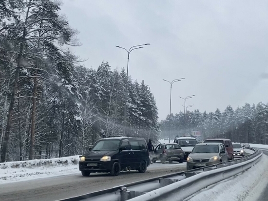 Массовая авария на выезде из Казани перекрыла движение