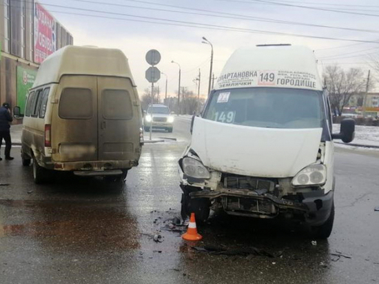В Дзержинском районе Волгограда столкнулись две маршрутки