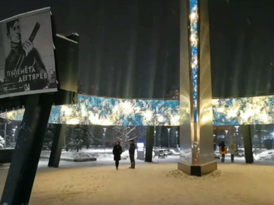 Глава Новокузнецка продемонстрировал новогоднее убранство стелы «Город трудовой доблести»