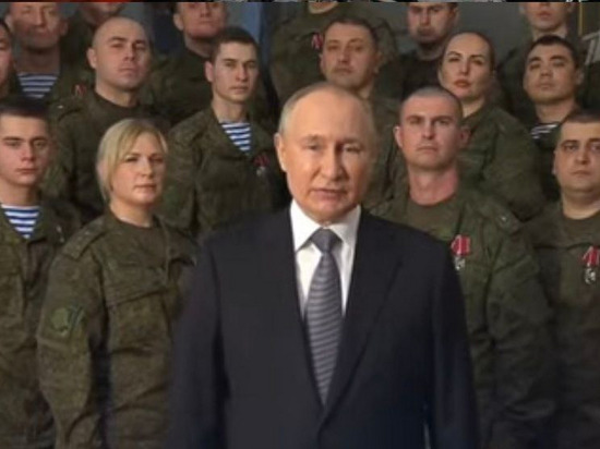 Путин обратился к россиянам с новогодним обращением в окружении военнослужащих
