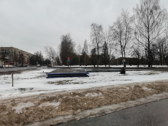 Фотофакт: билборд упал посреди дороги на Запсковье