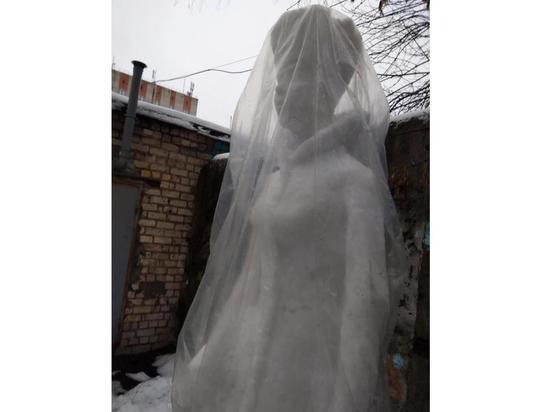 Трехметровая Снегурочка в Брянске стала фотозоной для горожан