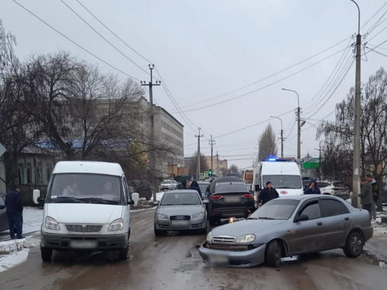В тройной аварии в Волгоградской области пострадала молодая женщина