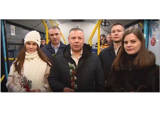 Ярославский креатив: губернатор Евраев поздравил с Новым годом жителей из салона автобуса