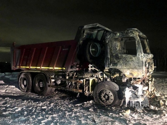 В Мурманской области пожарные тушили грузовой автомобиль