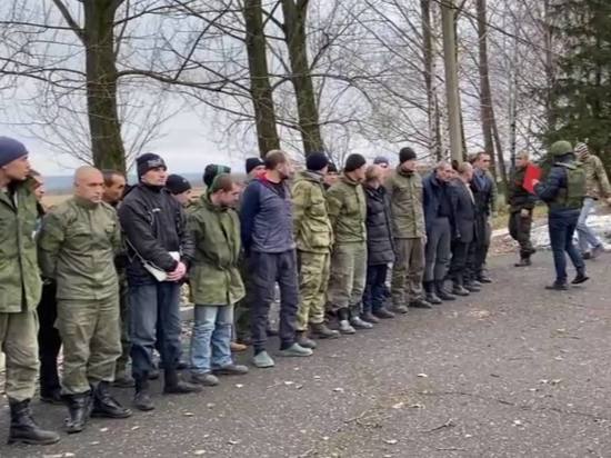 Минобороны опубликовало видео возвращения из украинского плена 82 военных РФ