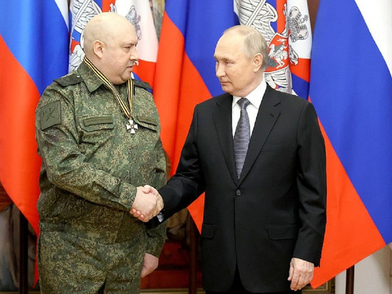 Появилось фото награждения Путиным Суровикина