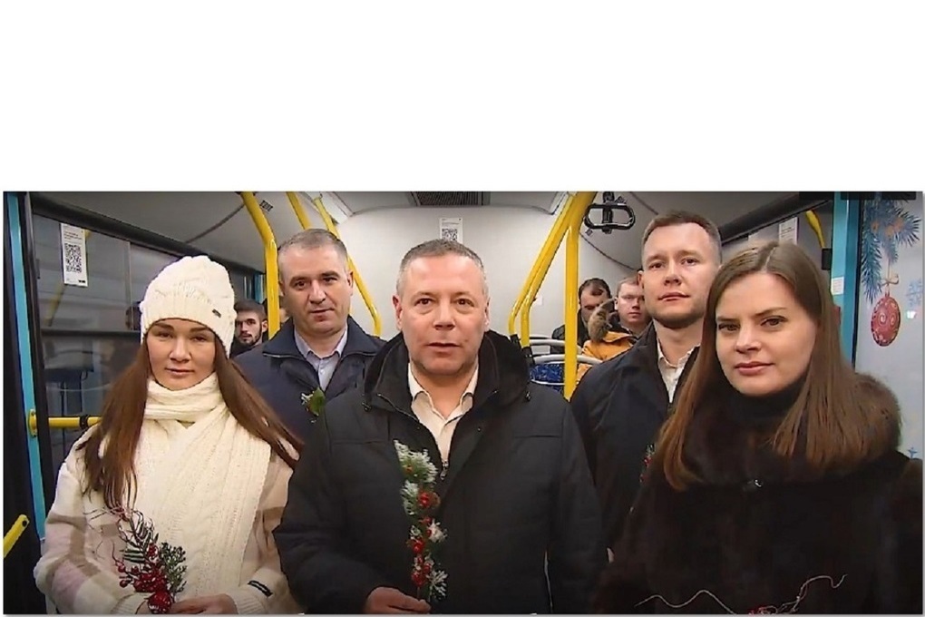 Ярославский креатив: губернатор Евраев поздравил с Новым годом жителей из салона автобуса