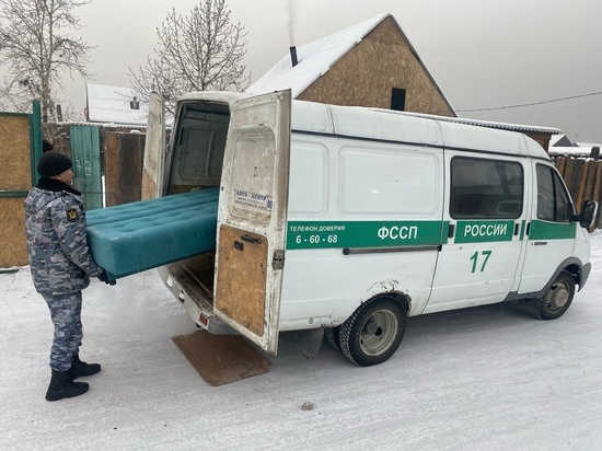 Судебные приставы Тувы  подарили ребенку-инвалиду диван