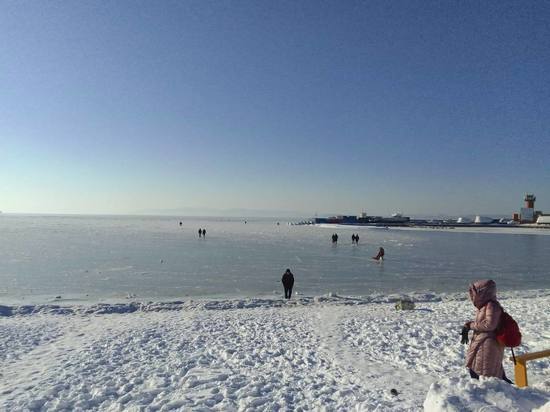Любители зимней рыбалки в Приморье вышли на лед 1 января