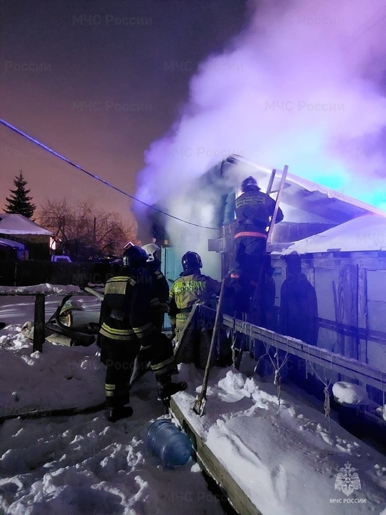 В Братске сгорел строительный вагончик, в котором находился мужчина