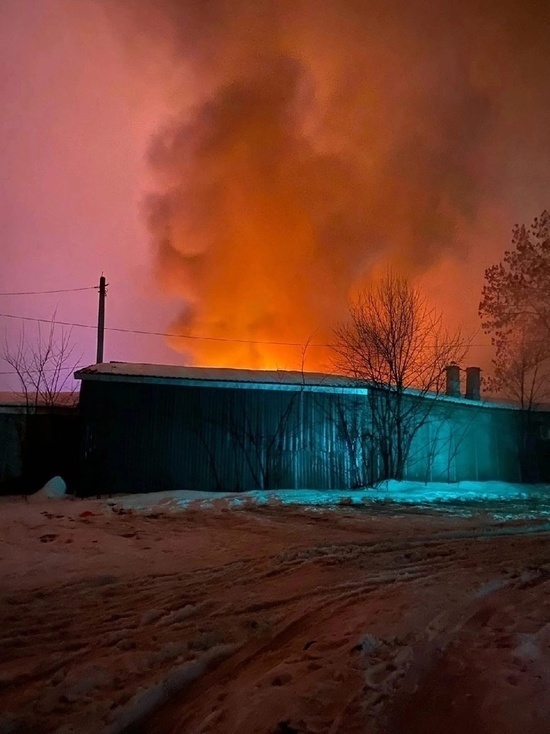 Пожарные несколько часов тушили павильон в Тверской области