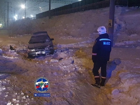 Неуправляемый ВАЗ-2110 слетел в кювет в новогоднюю ночь в Новосибирске