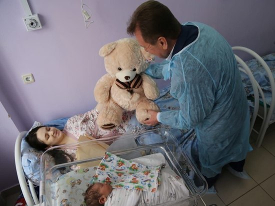 Мэр Ставрополя пришел с подарками к «новогодним» новорожденным