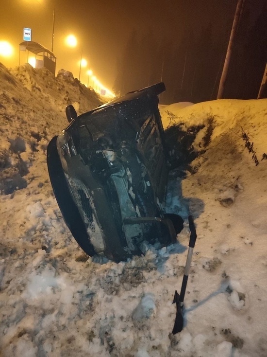 На трассе М-10 в Тверской области иномарка свалилась в кювет, есть пострадавший