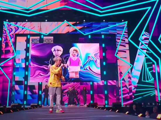 Красноярский певец Дмитриенко выступил на фестивале «Песня года» с композицией «Лего» в рубашке Лепса