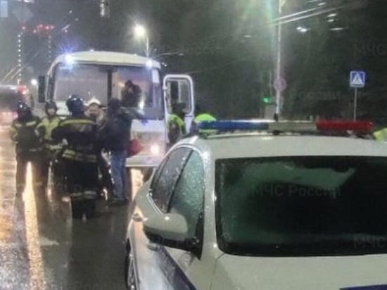 В новогоднюю ночь под колесами автобуса в центре Калуги оказалась пожилая женщина