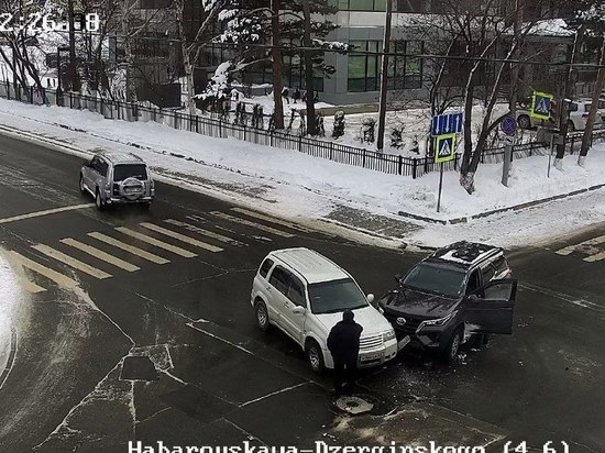 Водитель Suzuki Escudo неудачно проехал на красный свет в центре Южно-Сахалинска