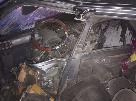 В новогоднюю ночь в Хакасии на трассе погиб водитель и пострадала девушка