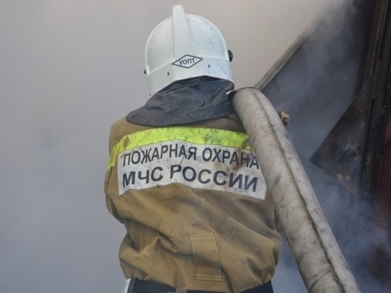 Томские пожарные вывели 15 человек из дома на Енисейской, где вечером 1 января горела квартира