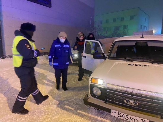 В Якутске сотрудники ГИБДД спасли замерзавшую женщину