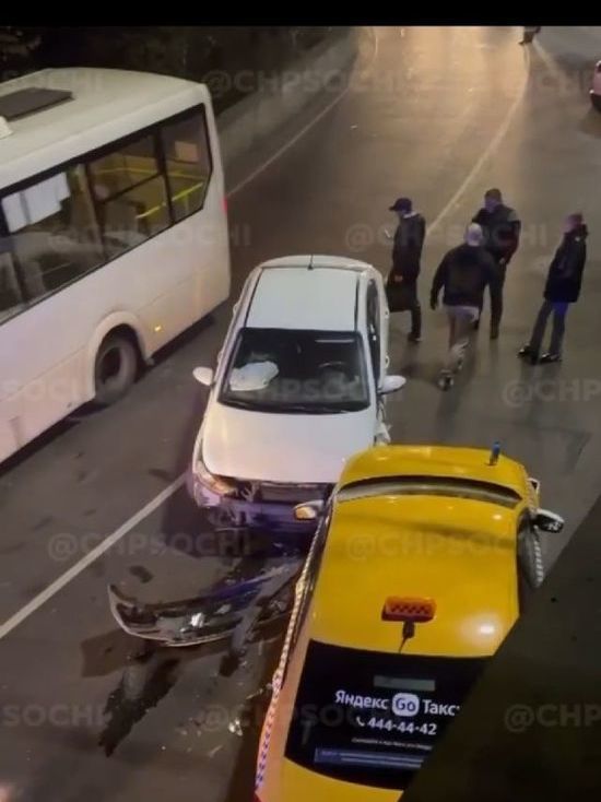 Легковушка влетела в такси в центре Сочи
