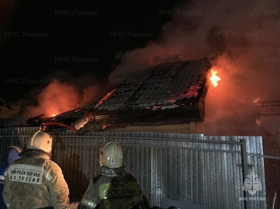 Несколько частных жилых домов сгорело в Свердловской области