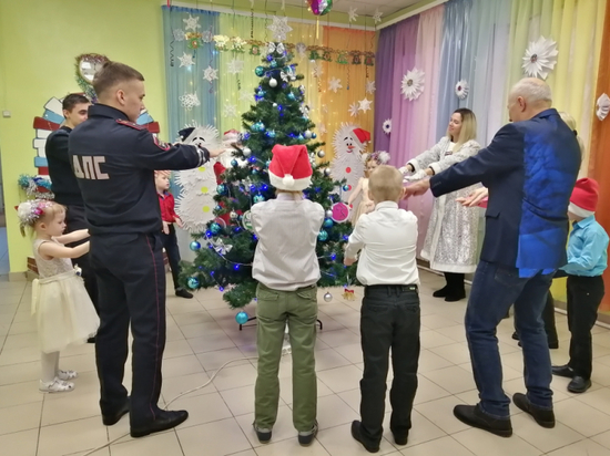 Полицейский Дед Мороз поздравил ребят из Владимирской области