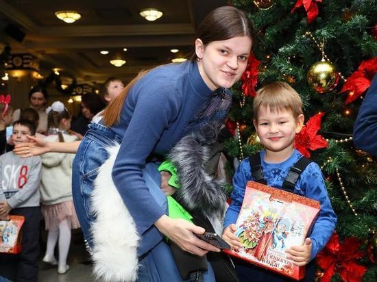 В Омске 6 400 детей посетили губернаторские ёлки