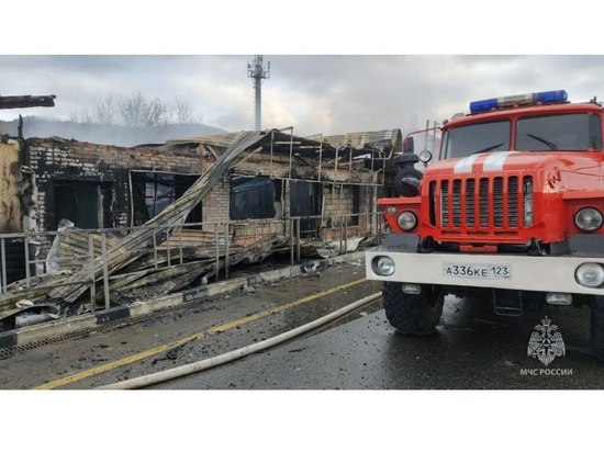 На трассе в Крымском районе сгорел придорожный магазин