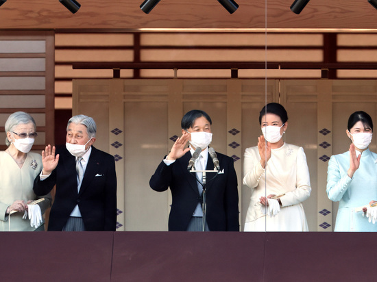 Японцы впервые за три года смогли поздравить императора Нарухито у его дворца