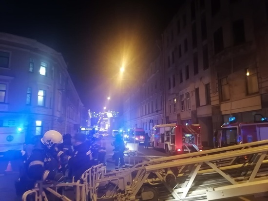 Коммуналку в центре Петербурга тушили более двух часов