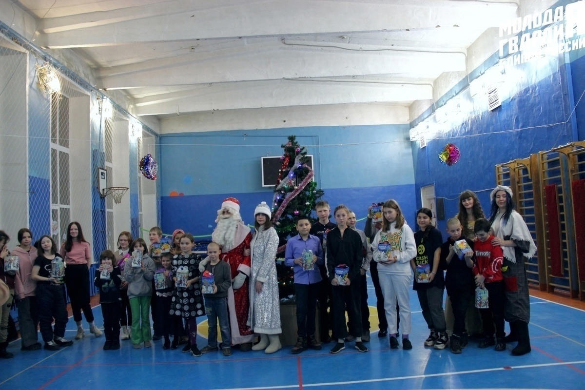 В Костромской области молодогвардейцы поздравили с Новым годом малышей из школы-интерната