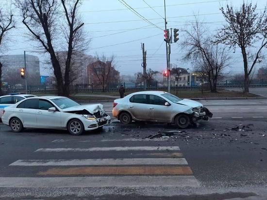 В ДТП с «Мерседесом» в Ростове пострадали четыре человека