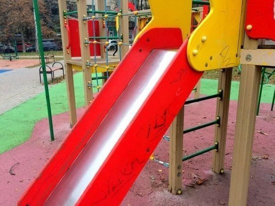 На востребованной детской площадки в Сочи заменили игровые элементы