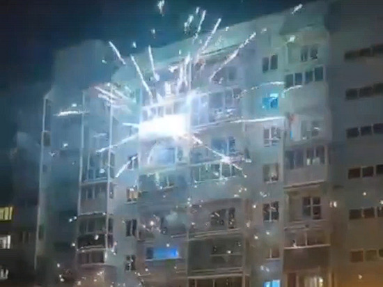 В многоэтажке Новосибирска случился пожар после неудачного запуска фейерверков