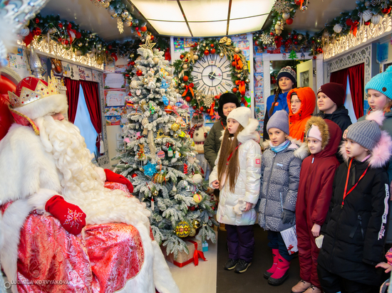 Сказочный поезд Деда Мороза из Великого Устюга приехал в Петрозаводск