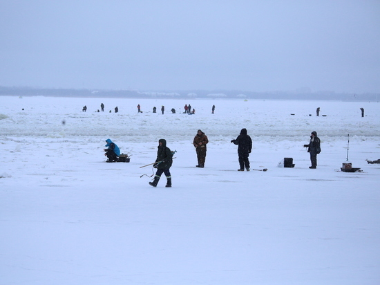 Новгородцам напомнили правила безопасной зимней рыбалки
