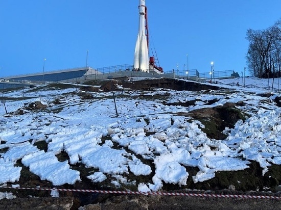 Прокуратура начала проверку из-за схода грунта на склоне музея космонавтики в Калуге